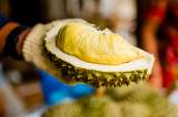 ¿Qué fruta tropical fue prohibida en algunos lugares por su olor?