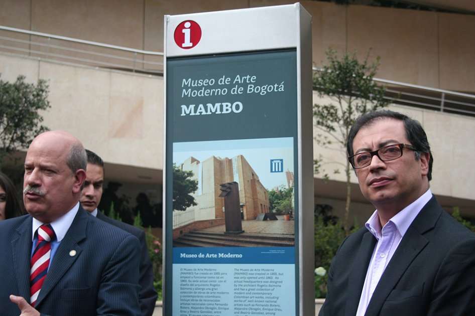 Luis Fernando Rosas y Gustavo Petro junto a una de las nuevas señales.