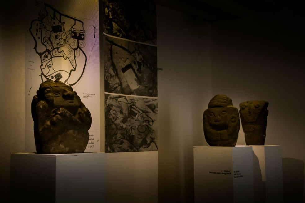 La exposición cuenta con 15 vasijas de cerámica, 3 estatuas de la cultura San Agustín, de piedra toba volcánica, un video y el mapa donde está ubicada la fuente. / Cortesía
