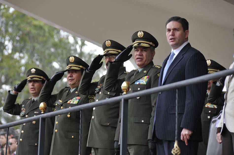 El ministro de Defensa, Juan Carlos Pinzón, junto a la cúpula de la Policía. Foto: Policía Nacional.