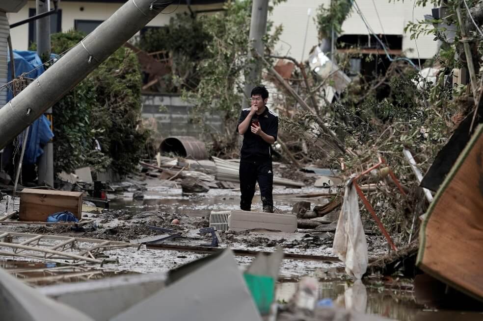 Un joven toma una fotografía de los destrozos que ha dejado el tifón Hagibis a su paso por Nagano (Japón). / EFE