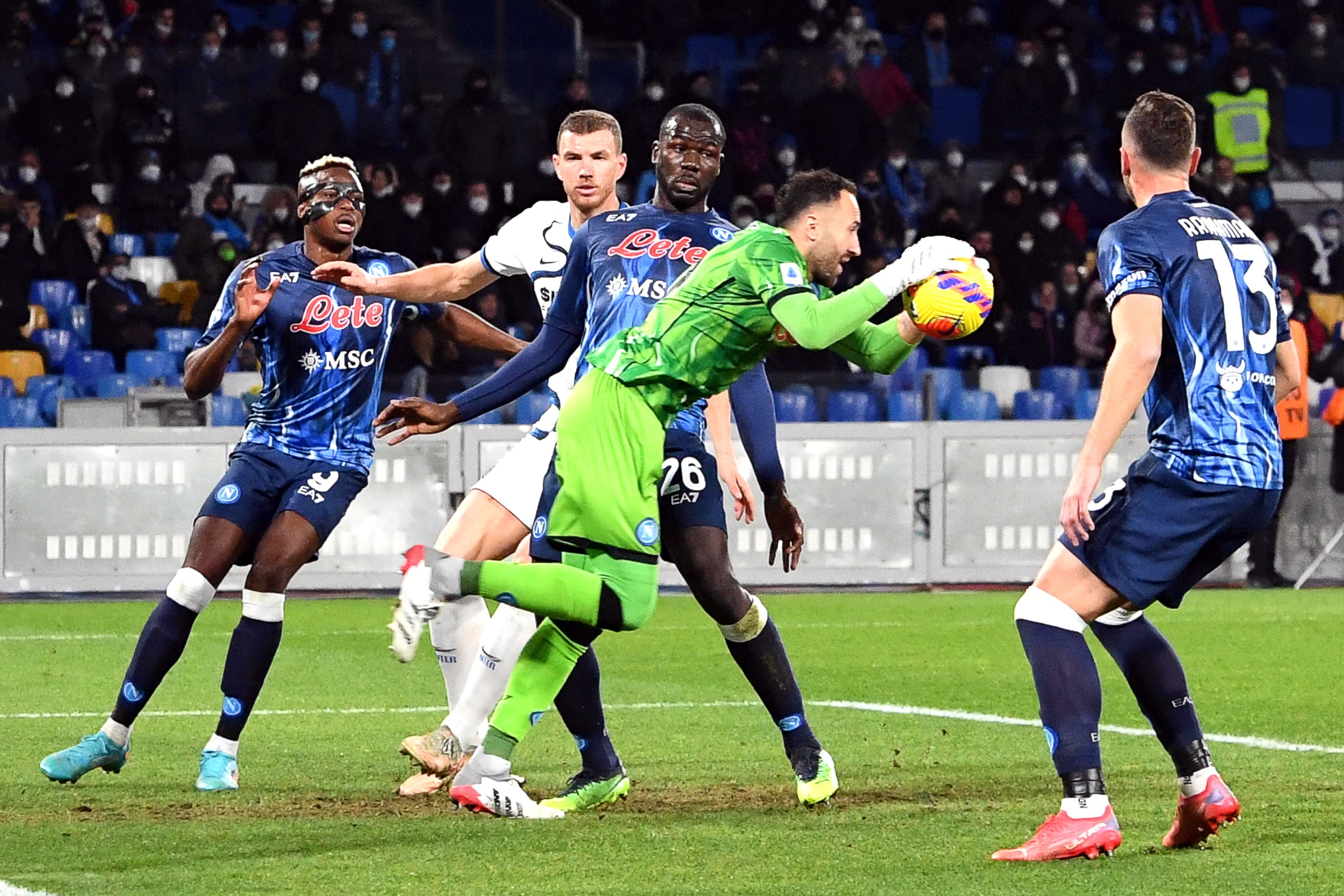 Naples (Italy), 12/02/2022.- Napoli's goalkeeper David Ospina (2-R) in action during the Italian Serie A soccer match between SSC Napoli and Inter Milan in Naples Italy, 12 February 2022. (Italia, Nápoles) EFE/EPA/CIRO FUSCO