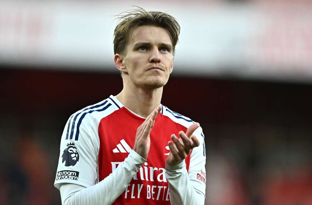 LONDON (United Kingdom), 22/02/2025.- Martin Odegaard of Arsenal applauds fans after the English Premier League match between Arsenal FC and West Ham United, in London, Britain, 22 February 2025. Arsenal lost 0-1. (Reino Unido, Londres) EFE/EPA/VINCE MIGNOTT EDITORIAL USE ONLY. No use with unauthorized audio, video, data, fixture lists, club/league logos, 'live' services or NFTs. Online in-match use limited to 120 images, no video emulation. No use in betting, games or single club/league/player publications.