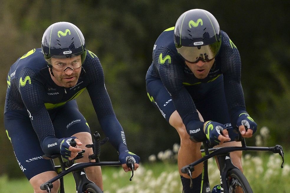 Alejandro Valverde (d), quien perdió el liderato de la Vuelta a Cataluña, y José Joaquín Rojas, involucrado en los hechos por los que sancionaron al Movistar. / AFP