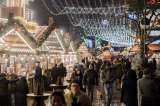 Lentamente los alemanes regresan al mercado de Navidad en el que se produjo la matanza