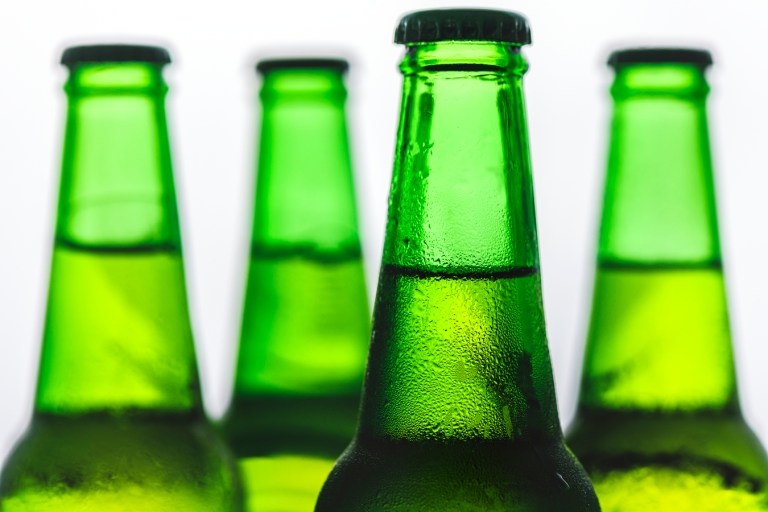 El alcohol no hace que las personas parezcan más guapas, pero da más valor para hablarles