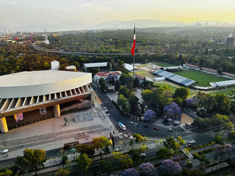 Situado en el corazón de Polanco, una exclusiva zona de negocios y entretenimiento de la Ciudad de México, el hotel de primer nivel cuenta con fácil acceso a la Avenida Masaryk, museos, salas de concierto y los restaurantes y bares más reconocidos del mundo a poca distancia caminando.