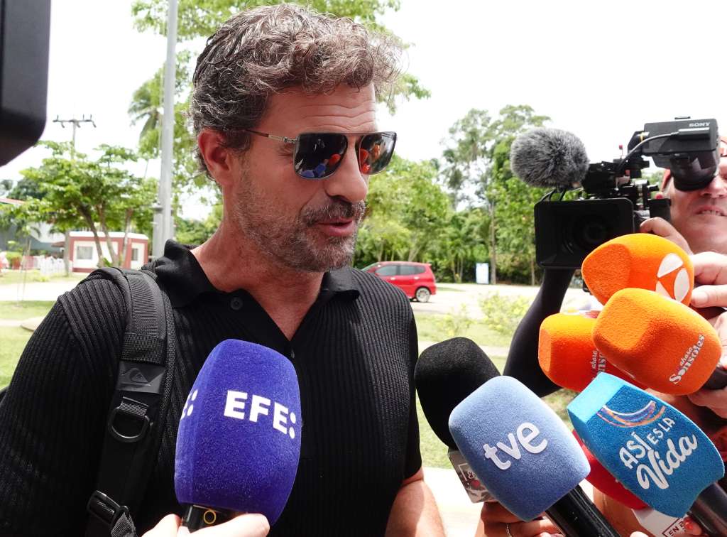 Koh Samui (Thailand), 06/09/2023.- Spanish actor Rodolfo Sancho, father of Spanish chef Daniel Sancho Bronchalo, speaks to journalists after visiting his detained son at a prison in Koh Samui island, southern Thailand, 06 September 2023. Thai police arrested 29-year-old Spanish national Daniel Sancho Bronchalo who is accused of killing Colombian surgeon Edwin Arrieta Arteaga and dismembering his body before dumping some parts in a rubbish dump and other parts including his head in the sea, police said. (España, Tailandia) EFE/EPA/SITTHIPONG CHAROENJAI