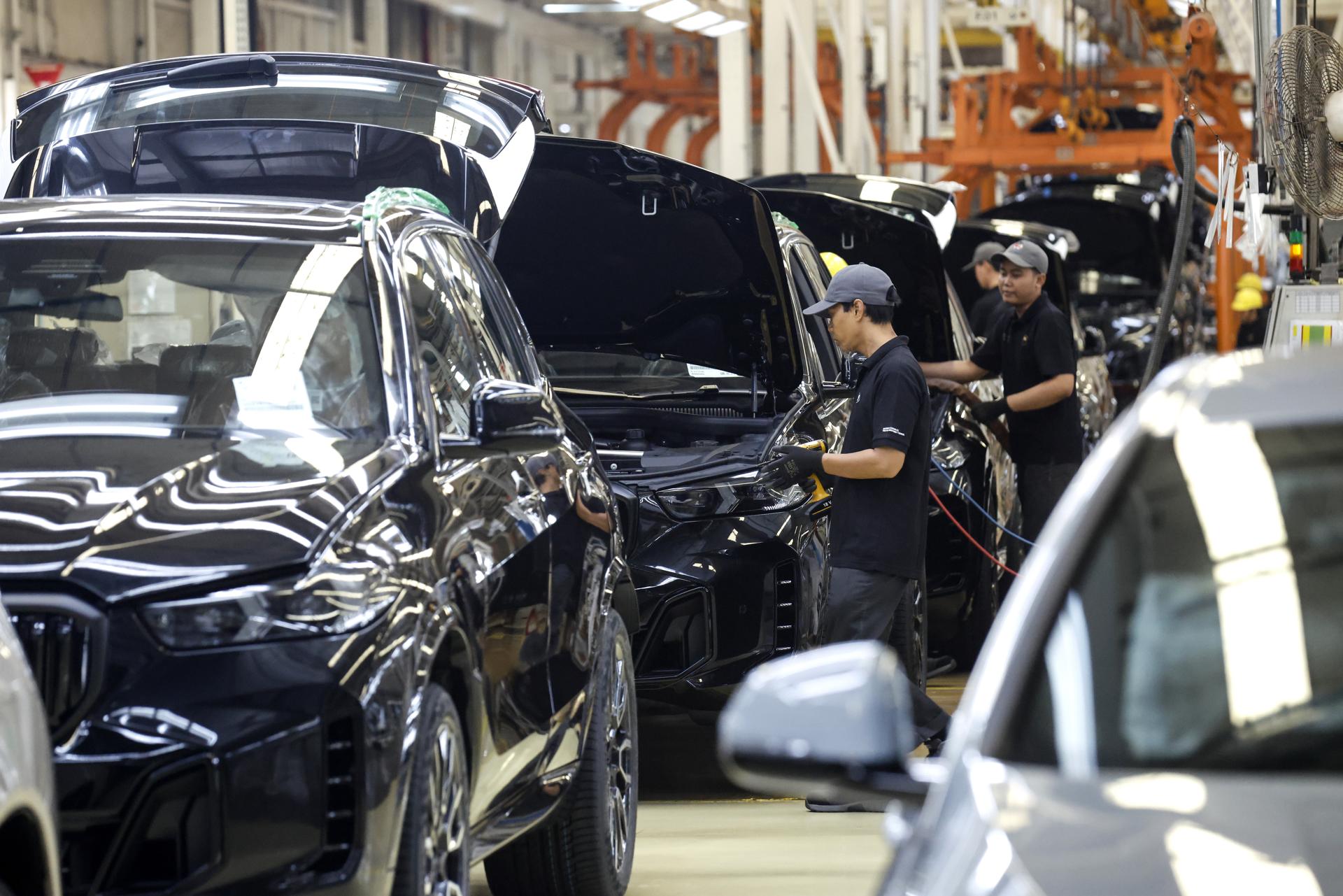 JAKARTA (Indonesia), 11/07/2025.- Laborers work in the assembly of the new BMW X3 and the new BMW 2 Series Gran Coupe during a media visit to the BMW assembly facility at BMW Production Network 2, Gaya Motor plant in Jakarta, Indonesia, 11 July 2025. EFE/EPA/BAGUS INDAHONO