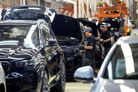 Producción manufacturera se recupera tímidamente mientras turismo y servicios pierden empleo