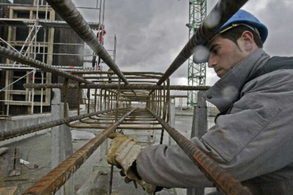El reglamento, que busca proteger del contagio a los trabajadores, deberá ser aplicado por los sectores públicos y privados autorizados a salir. / Bloomberg