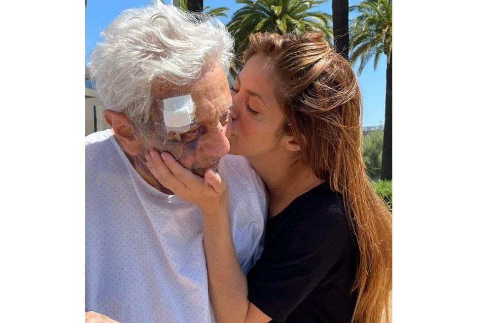 A través de sus redes sociales, Shakira publicó un video con su papá a quien ya le dieron de alta.