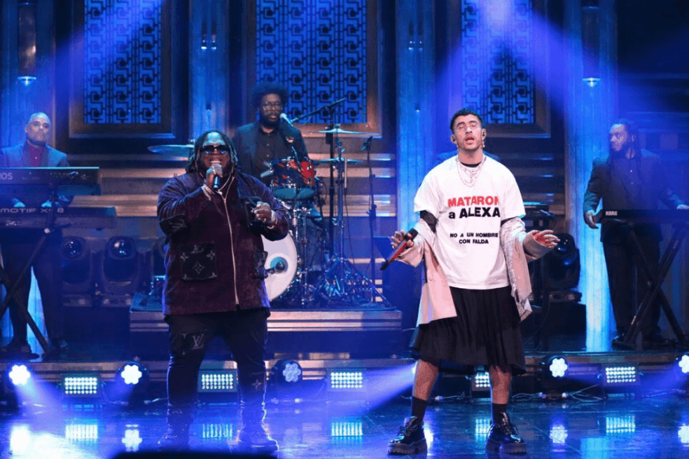 Bad Bunny y Sech durante su presentación en el programa de Jimmy Fallon. 
 / Captura de video