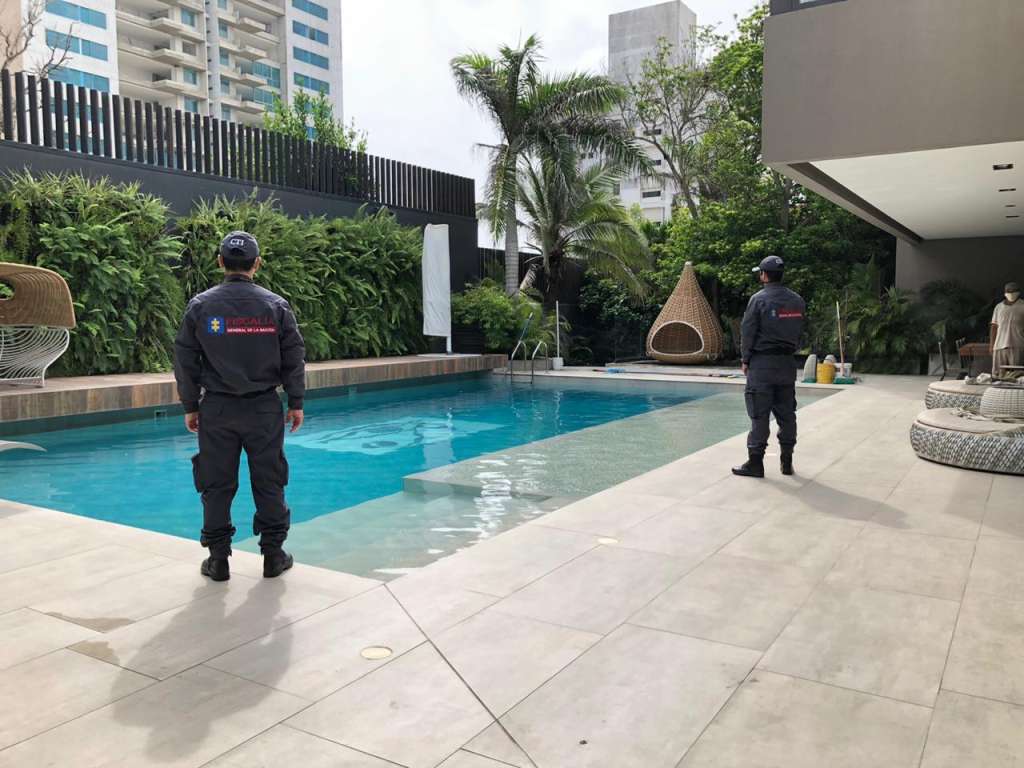 Entre las propiedades afectadas se encuentra una mansión de 3.740 metros cuadrados, avaluada preliminarmente en 28 mil millones de pesos; dos casas, un apartamento de 379 metros cuadrados y tres garajes.