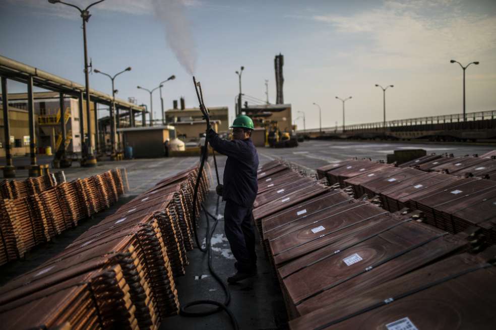 Un montón de planchas de cobre en la refinería Southern Copper Corp. en Ilo, Perú. / Bloomberg News