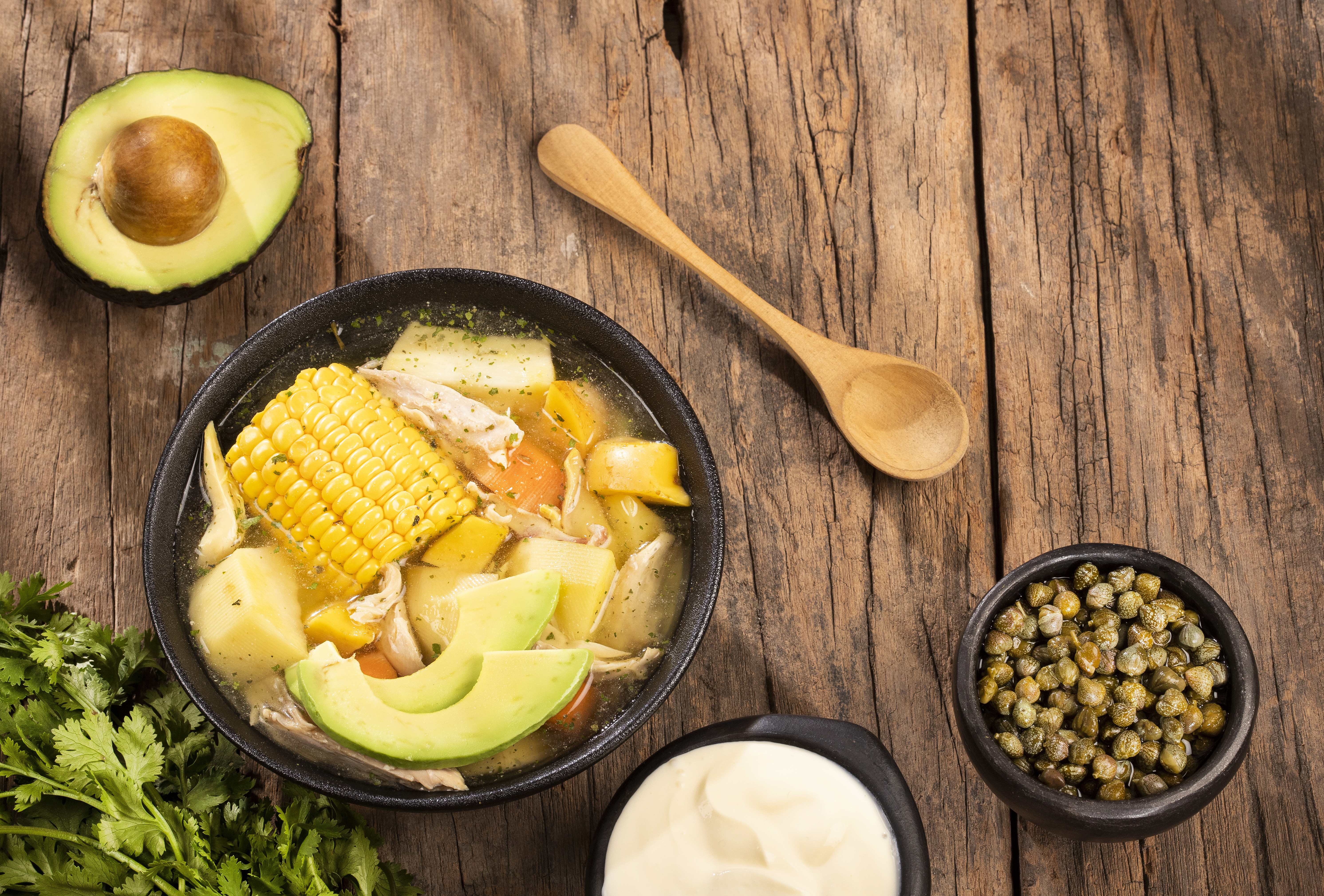Ajiaco tradicional colombiano acompañado de aguacate.