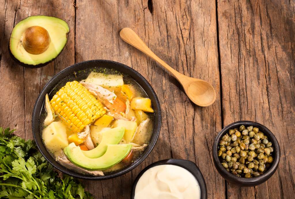 Ajiaco tradicional colombiano acompañado de aguacate.
