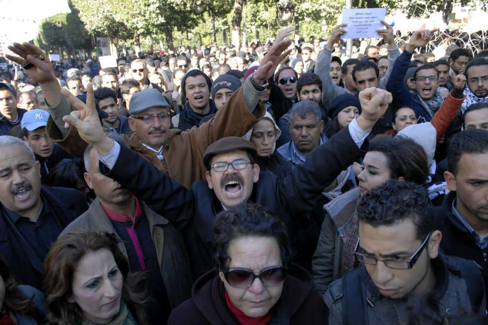 Dos años después del estallido popular en las calles de Túnez, el inconformismo vuelve a aflorar.  / EFE