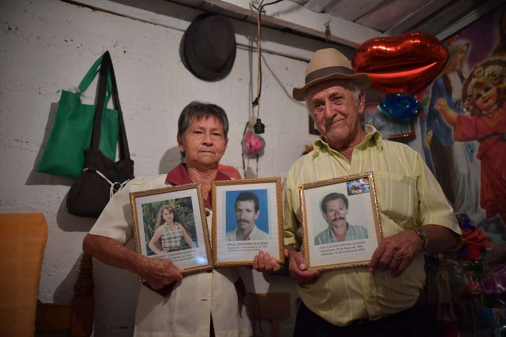 Retratos, familiares y otros elementos de personas que se encuentran desaparecidas y que se encuentran en la galería de la memoria