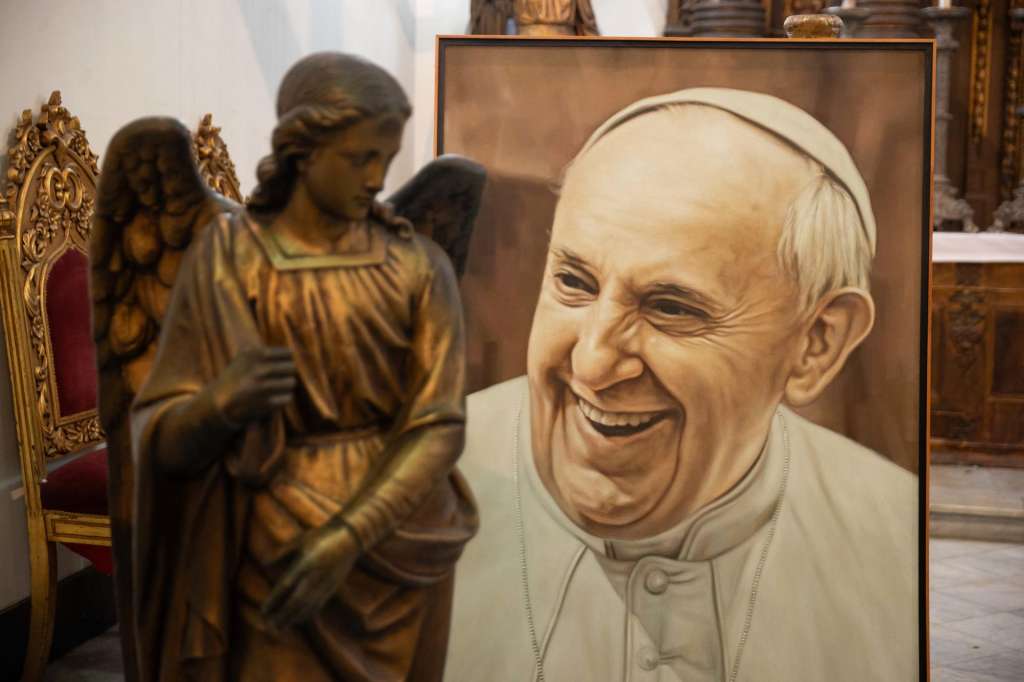 AME1196. CARACAS (VENEZUELA), 21/04/2025.- Fotografía de un retrato del papa Francisco durante una rueda de prensa este lunes, en Caracas (Venezuela). La Iglesia católica en Venezuela recordó la relación que tuvo el papa Francisco, quien falleció este lunes a los 88 años de edad, con el país, además de sus llamados al diálogo y al respeto a los derechos humanos en la nación caribeña. EFE/ Ronald Pena R