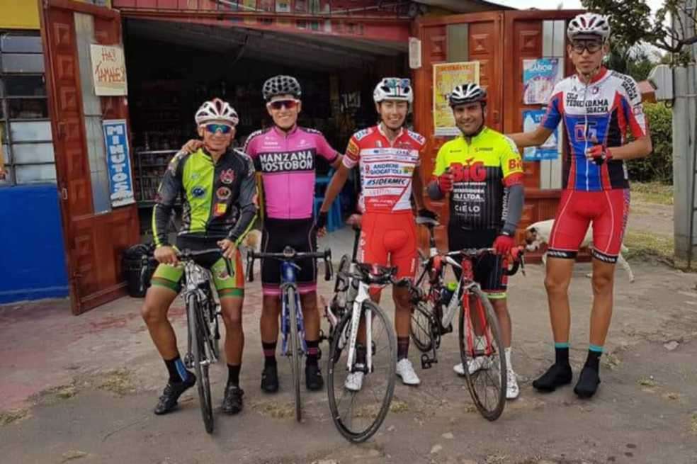 Jhojan García (segundo de izq. a der.) con Iván Sosa (centro) y un grupo de amigos. /Cortesía