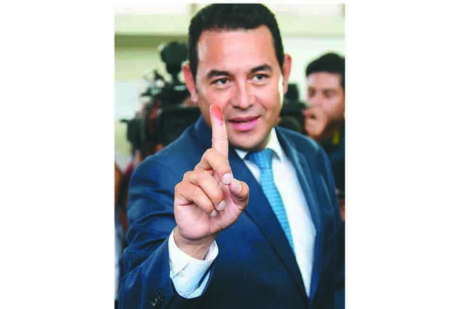 El actor y comediante Jimmy Morales arrasó en las urnas en Guatemala. / AFP