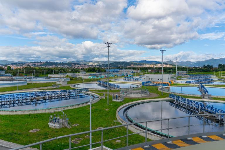 De la Espriella condena las trabas al plan de reúso de agua tratada en Bogotá