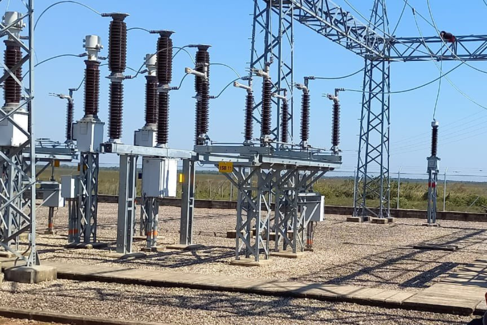 Refoenergy es la empresa encargada de la generación de energía para el municipio de Puerto Carreño. La distribución está a cargo de Electrovichada.