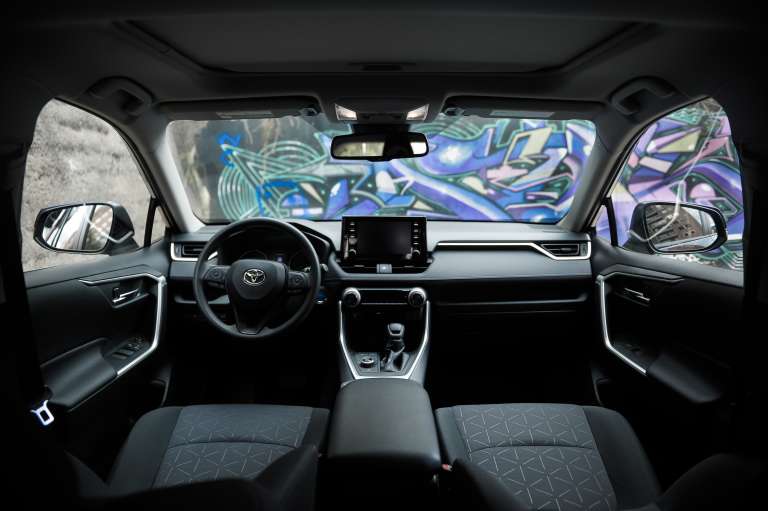 Esta RAV4 híbrida trae plásticos acojinados y cubiertos en cueros sintéticos que sí dan sensaciones de ser un producto más premium.