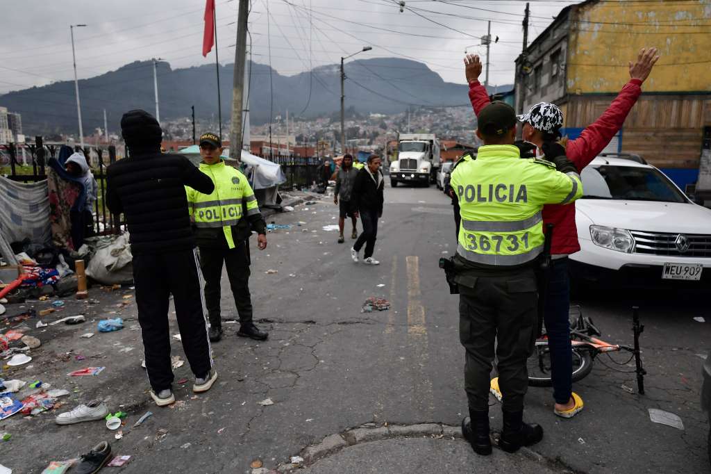 Aspectos de los operativos por parte de la policía en el Barrio San Bernardo luego de que fuera detonada una granada en esta zona de la capital