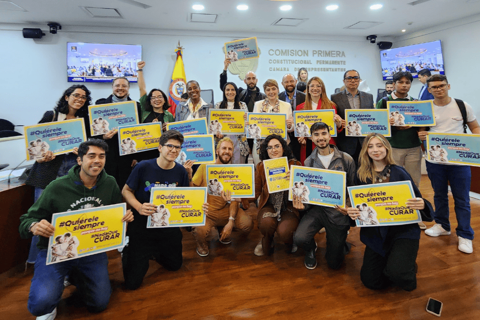 El proyecto de ley "Quiérele Siempre porque no hay Nada que Curar" busca erradicar las prácticas de conversión en Colombia y garantizar que ninguna persona sea sometida a tratos crueles para intentar cambiar su orientación sexual o identidad de género.