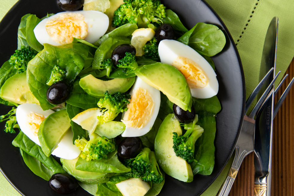 Receta para preparar una ensalada de brócoli con aguacate y huevo