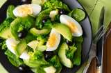 Receta para preparar una ensalada de brócoli con aguacate y huevo