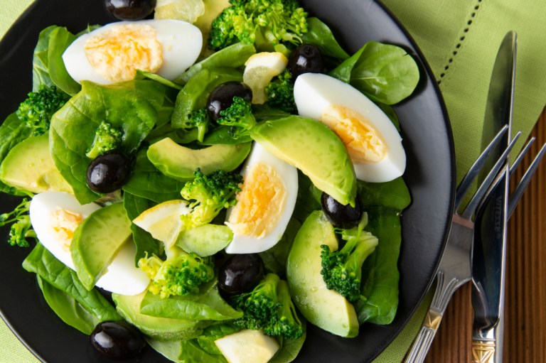Receta para preparar una ensalada de brócoli con aguacate y huevo