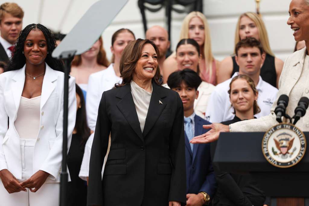 Washington (United States), 22/07/2024.- US Vice President Kamala Harris (C) hosts an event with the National Collegiate Athletic Association (NCAA) championship teams, on the South Lawn of the White House, Washington DC, USA, 22 July 2024. US President Joe Biden announced on 21 July he would not seek re-election and endorsed Vice President Harris to be the Democratic Party's new nominee for the US elections in November 2024. (Elecciones) EFE/EPA/TING SHEN / POOL