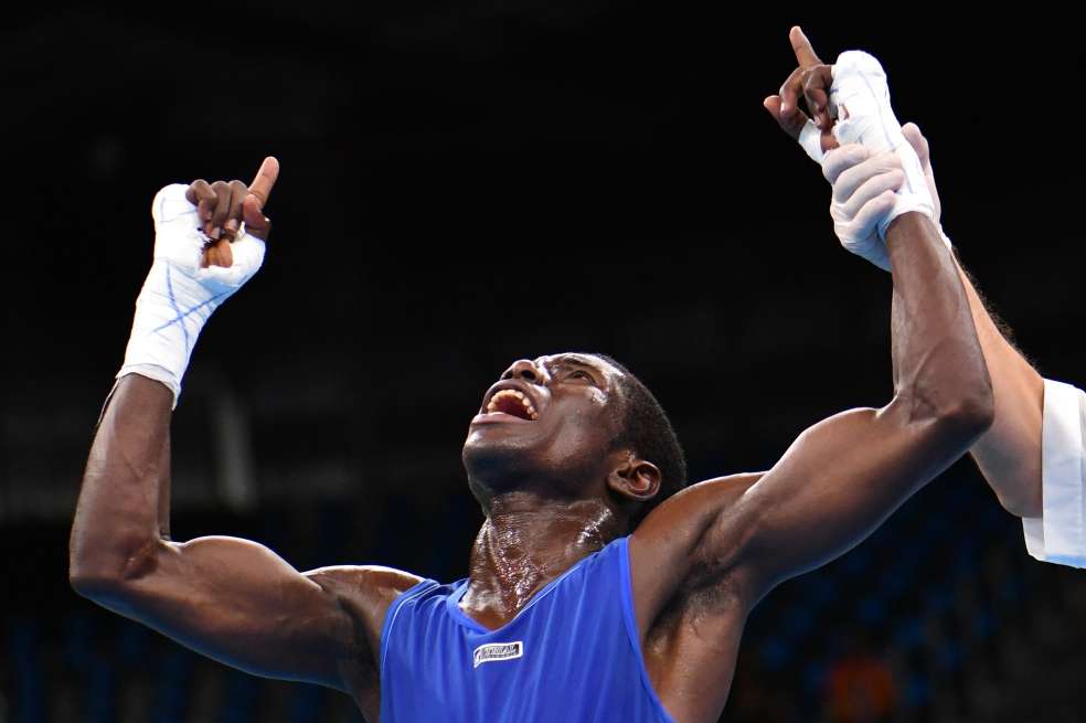 El boxeador colombiano Yuberjén Martínez celebra su clasificación a la final. / AFP