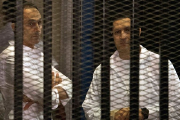 Los hijos del dictador egipcio Hosni Mubarak salen de prisión