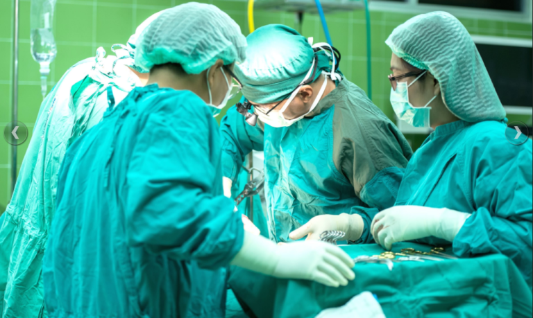 Inventores de primera tráquea artificial bajo sospecha por no contar con aprobación médica