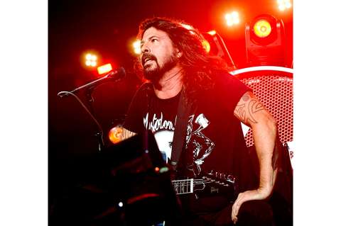 Cantante de Foo Fighters se queda sin voz y dice "es la última vez que me relaciono con Bono"
