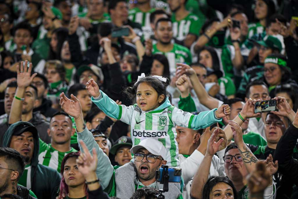 Hinchas de Atlético Nacional dentro y fuera del Estadio El Campin previo al compromiso ante Fortaleza.