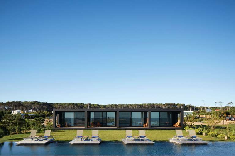 Conocido como The Hampton's de Sudamérica, José Ignacio es un encantador pueblo de pescadores en la costa de Uruguay. El clima templado, las vibraciones boho chic, la belleza rústica, la excelente comida, los visitantes internacionales de todo el mundo y el lujoso hotel Bahia Vik lo convierten en un destino ideal para visitar.