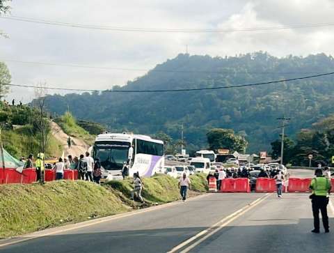 Vía Bogotá – Girardot amaneció bloqueada por protestas en el municipio de La Mesa