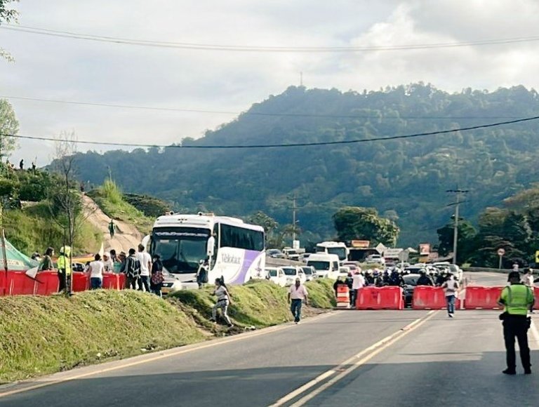 Vía Bogotá – Girardot amaneció bloqueada por protestas en el municipio de La Mesa