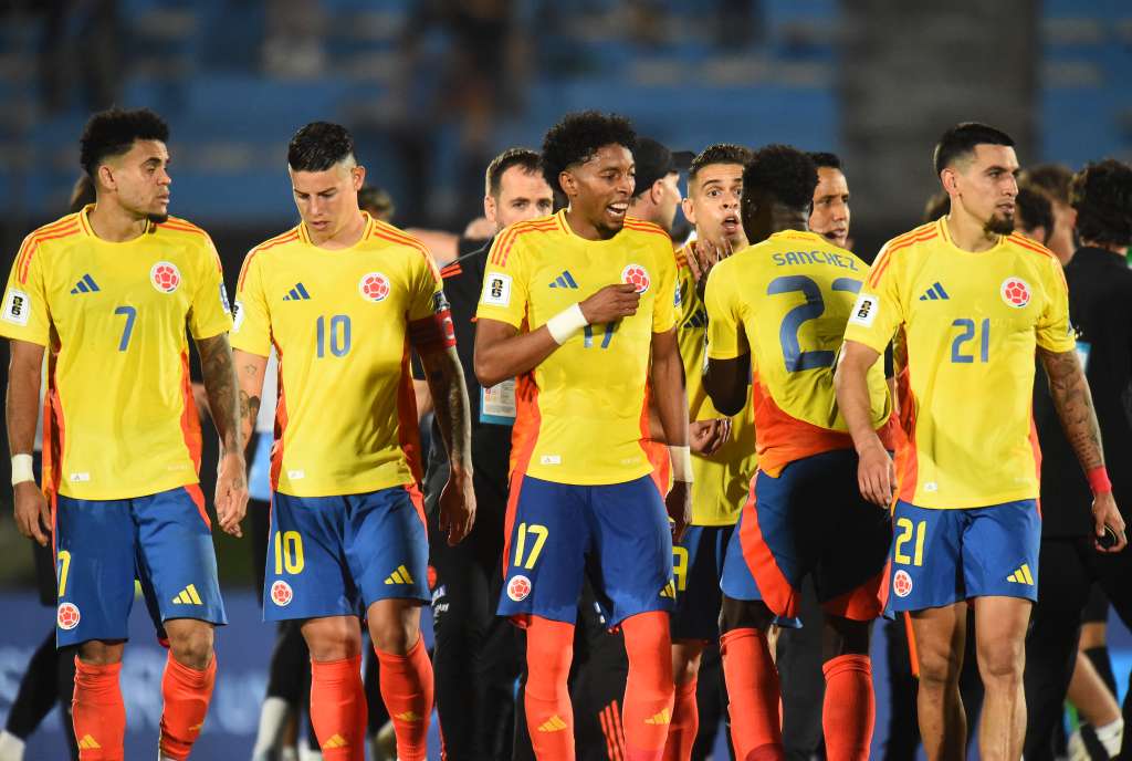 Los jugadores de Colombia reaccionan después de perder el partido de fútbol de las eliminatorias sudamericanas de la Copa Mundial de la FIFA 2026 entre Uruguay y Colombia en el estadio Centenario de Montevideo el 15 de noviembre de 2024.