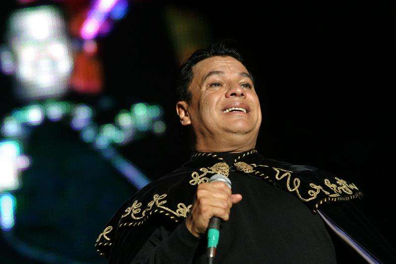 Juan Gabriel durante su presentación en el "Foro del Sol" de Ciudad de México, en 2014./ EFE.
