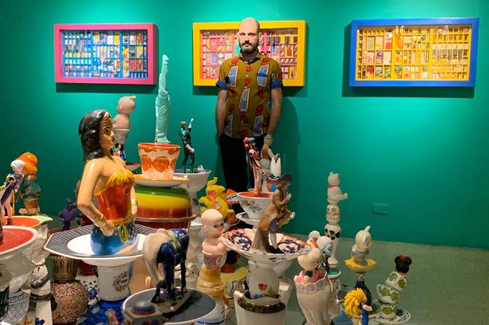 Santiago Uribe es un diseñador de estéticas cargadas de un pasado visual. Por ello, las esculturas centrales de la muestra "Taxonomía del hogar" cuentan paralelamente otra historia personal. / Cortesía