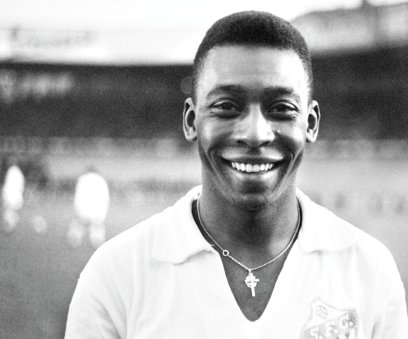 El 13 de junio de 1961 Pelé, con la camiseta del Santos, antes de un amistoso contra el club francés Racing, en Colombes, en las afueras de París. / AFP
