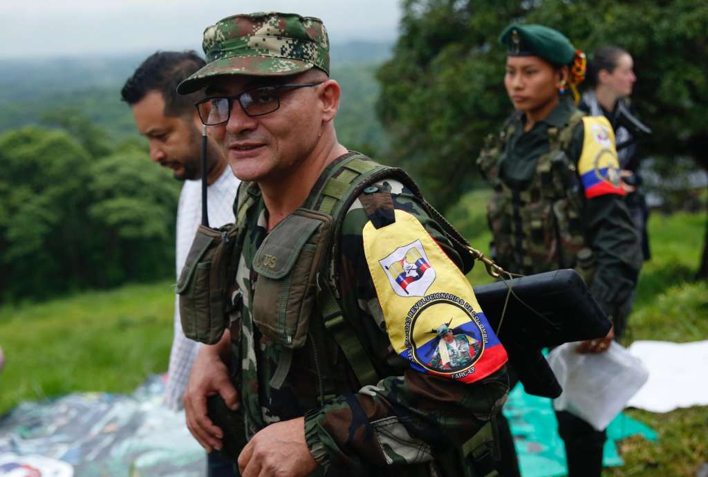 AME7539. BOGOTÁ (COLOMBIA), 05/08/2025.- Fotografía de archivo del 16 de abril de 2023 que muestra al comandante general de la disidencia de las FARC, Alias 'Iván Mordisco', en San Vicente del Caguán (Colombia). La 'paz total', buque insignia del presidente colombiano, Gustavo Petro, hace agua a un año de terminar su mandato por el fracaso de los diálogos con la guerrilla del Ejército de Liberación Nacional (ELN) y la proliferación de grupos armados que han incrementado la violencia en el país. EFE/ Ernesto Guzmán Jr. ARCHIVO
