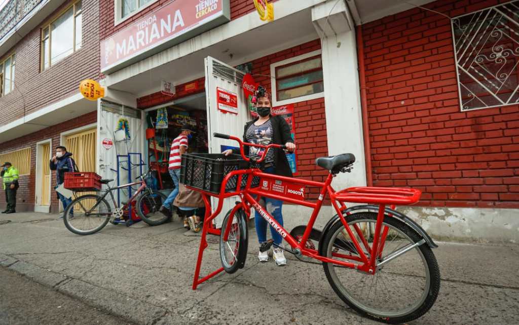 Entregan 1.000 bicicletas a mujeres tenderas en Bogotá