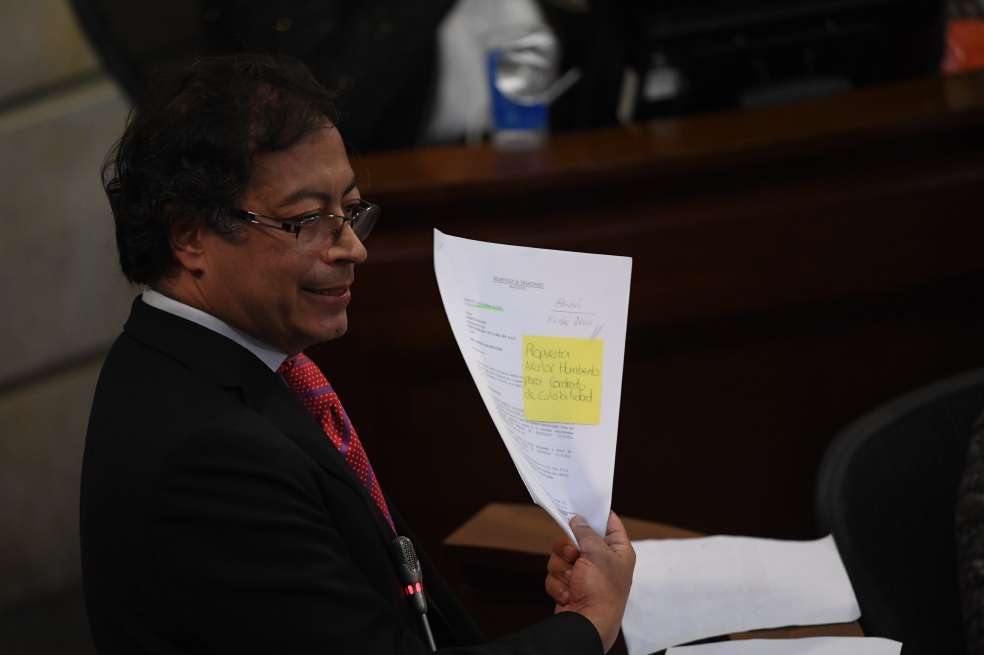 La Fiscalía investiga el video en el que se evidencia al actual senador recibir fajos de billetes. / Cristian Garavito - El Espectador
